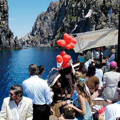 Eventfotografie - Hochzeitsgesellschaft vor Stromboli - Kubinska & Hofmann