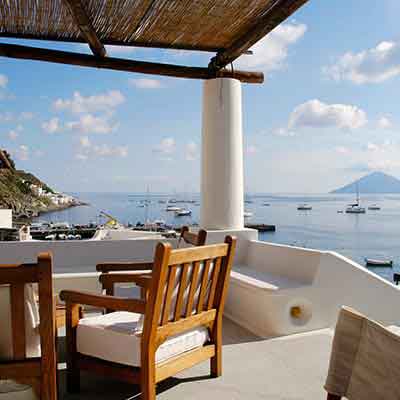 Terasse auf Panarea mit Blick auf den Stromboli - Kubinska & Hofmann